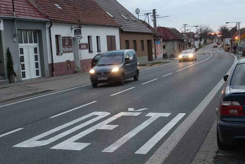 Místo pro možné umístění semaforů k přechodům pro chodce přes silnici I/55 ve Strážnici.