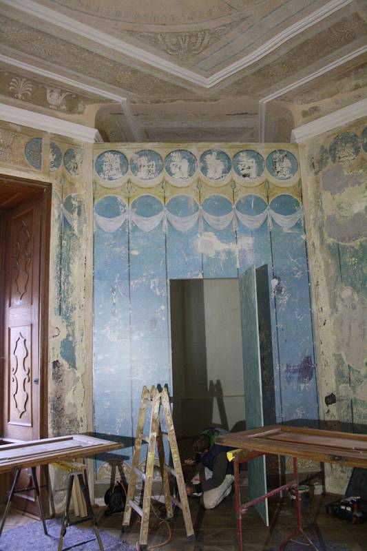Po desítky let skrytá malba v pokoji milotického zámku vyplula na povrch. Od příštího roku ji spolu s renovovanými pokoji uvidí i návštěvníci zámku.