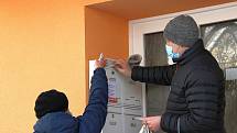 Respirátory a roušky roznesli ve čtvrtek 11. února zaměstnanci Městského úřadu Kyjov do schránek domů a bytů obyvatel města.