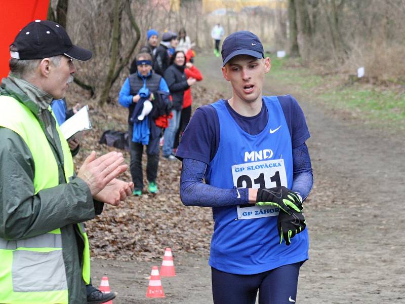 Čeští reprezentanti FIlip Sasínek s Kristiinou Mäki si podmanili sobotní Hodonínský kros. Oba závodníci v okolí stadionu U Červených domků překonali traťové rekordy.