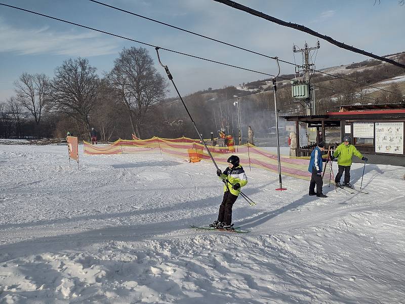 První pondělí nové lyžařské sezony ve Ski parku Filipov u horňáckého Javorníka.