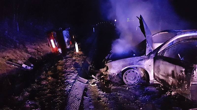 Silnice mezi Čejčem a Čejkovice musela být brzy ráno uzavřena. Na místě totiž došlo k dopravní nehodě, kdy jedno z aut začalo hořet.