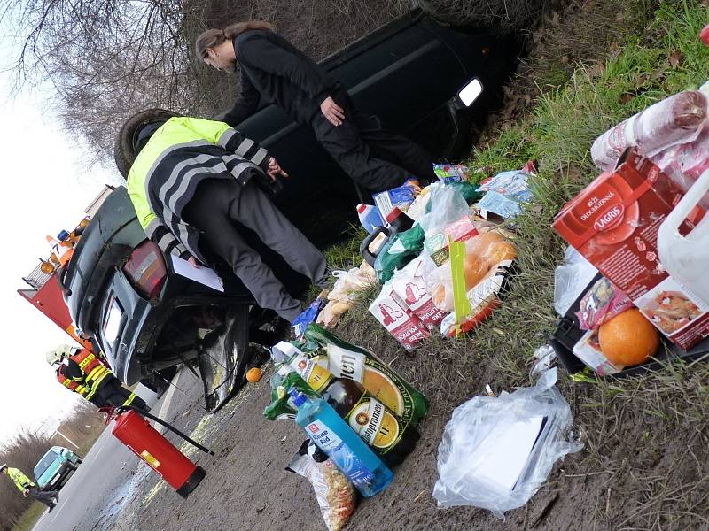 U Hodonína bouralo osobní auto, které skončilo na střeše. Tři lidi jsou zranění.