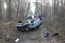 Auto po nehodě u Ratíškovic skončilo na střeše. 