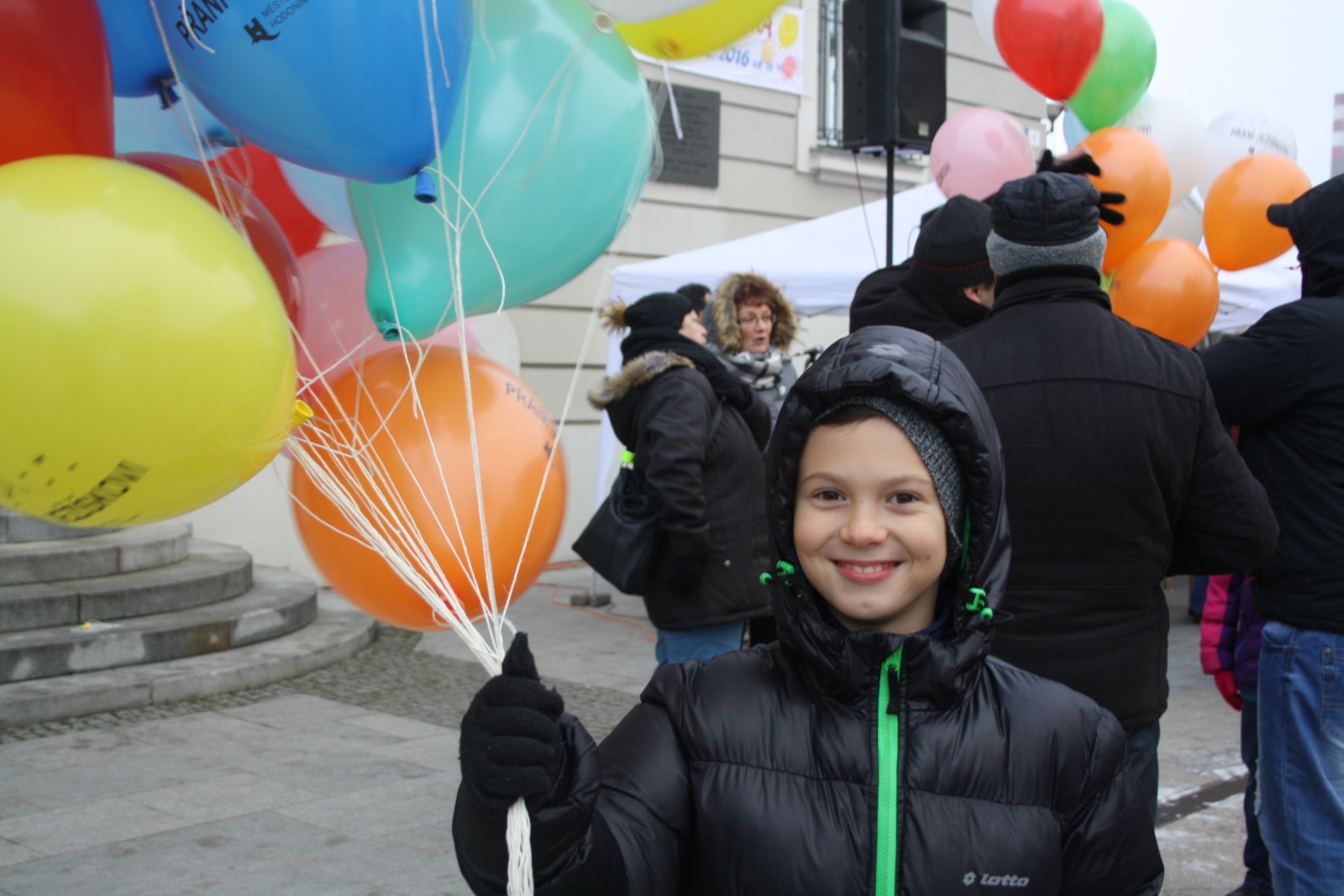 OBRAZEM: Děti vyslaly balonky s přáními pro Ježíška - Hodonínský deník