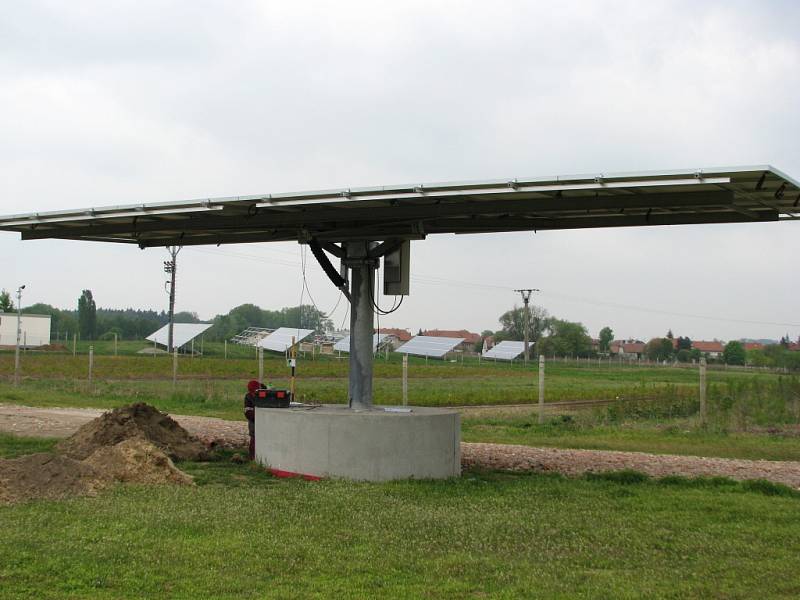 Fotovaltaických elektráren v regionu stále přibývá. V současné době finišují práce na elektrárně u Ratíškovic, směrem na Rohatec.