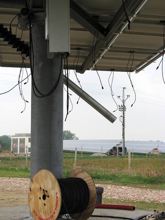 Fotovaltaických elektráren v regionu stále přibývá. V současné době finišují práce na elektrárně u Ratíškovic, směrem na Rohatec.