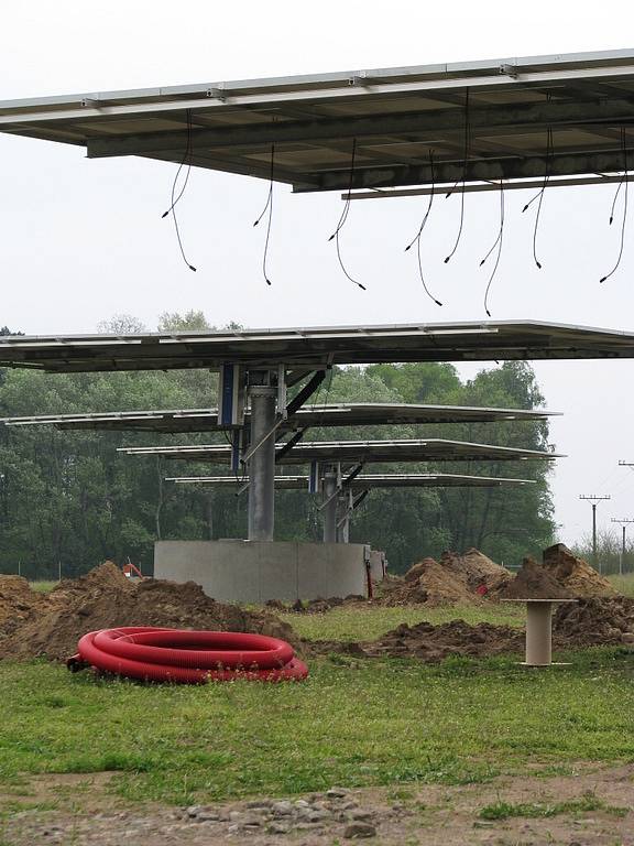 Fotovaltaických elektráren v regionu stále přibývá. V současné době finišují práce na elektrárně u Ratíškovic, směrem na Rohatec.