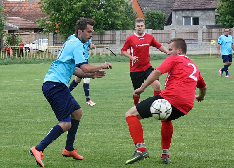 Fotbalisté Milotic ( v modrých dresech) po divoké domácí remíze 5:5 se Strážnicí potvrdili postup do vyšší krajské soutěže.