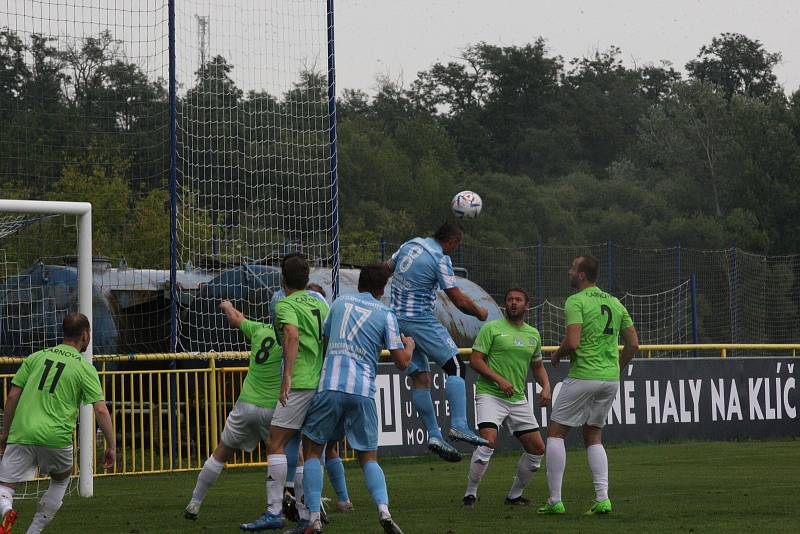 Fotbalisté Rohatce (modrobílé dresy) v domácím hodovém zápase deklasovali Kohoutovice 9:0.