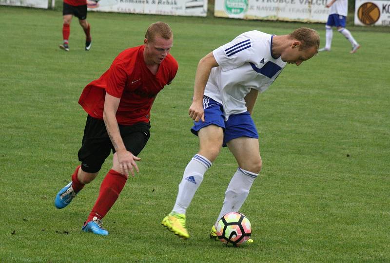 Fotbalisté Velké nad Veličkou (v červených dresech) porazili v derby Blatnici 1:0. Sobotní zápas v 77. minutě rozhodl domácí stoper Ondřej Spazier.