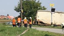 V úterý krátce před půl druhou vykolejil u Vnorov vlak po srážce s traktorem. Neštěstí se stalo na přejezdu blízko ulice Průhony.