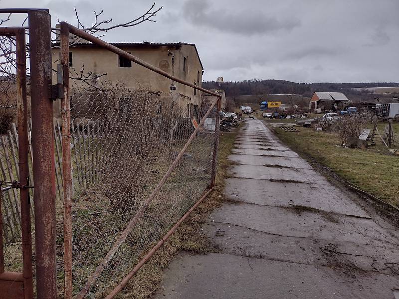 Areál s bývalým vepřínem a kravínem u Kněždubu ve středu dopoledne, zdejší chov čeká brzy kontrola krajské veterinární správy