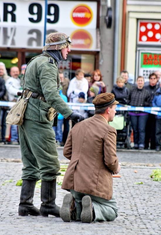 Na sto nadšenců pro historii a vojenství sehrálo bitvu o kyjovské náměstí a radnici. Diváci mohli obdivovat také techniku, mezi níž byla děla, těžké kulomety, obrněné vozy či motorka.