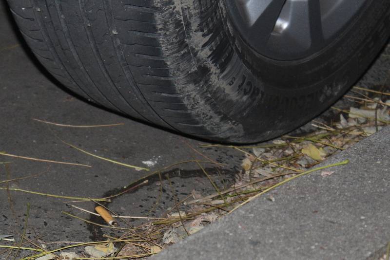 Letní i zimní pneumatiky na osobních autech zaparkovaných na Národní třidě v Hodoníně v pondělí 15. listopadu.