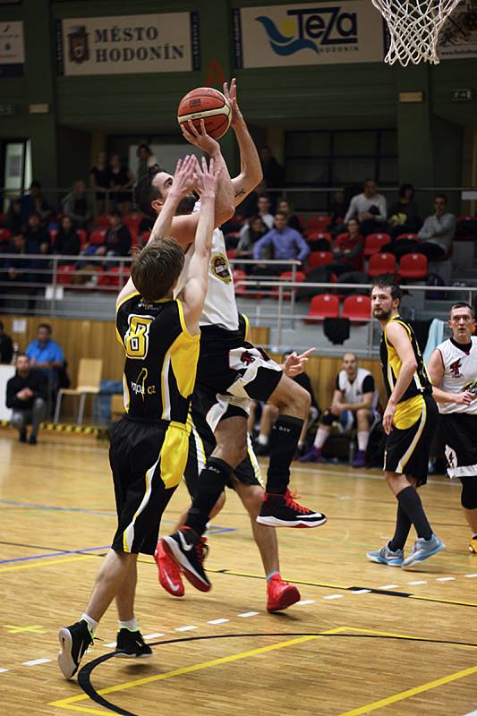 Hodonínští basketbalisté jedou na výherní šňůře. Ve čtvrtém kole porazili basketbalisty z Vyškova.