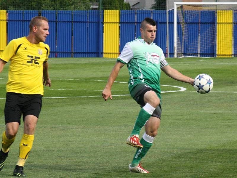 Fotbalisté Bzence (v zelených dresech) prohráli na hřišti divizního nováčka ze Strání 1:2 a v celostátním poháru MOL Cup skončili už v předkole.