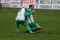 Fotbalisté Bzence (v bílozeleném) porazili Kostelec na Hané 2:1.