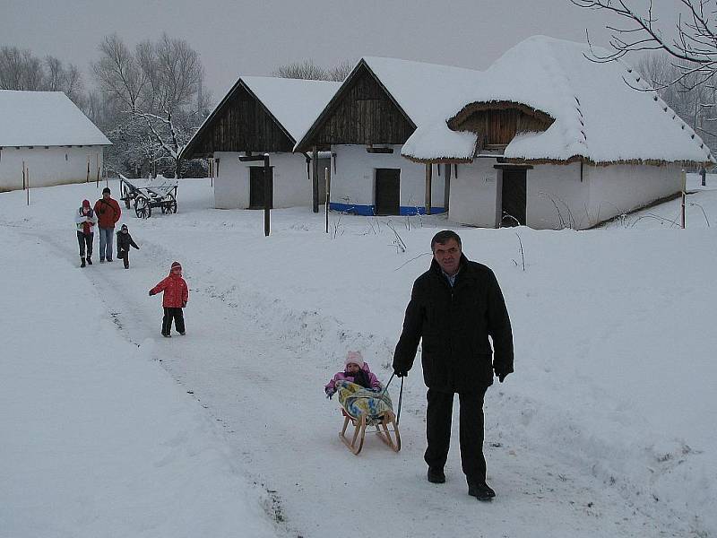 Ve strážnickém skanzenu se v sobotu 4. prosince uskutečnil program Radujme se, veselme se…, který návštěvníkům přiblížil atmosféru doby od svatého Martina až po Tři krále.