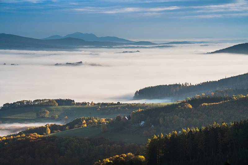 Podzimní Bílé Karpaty, inverze na Mikulčině vrchu.