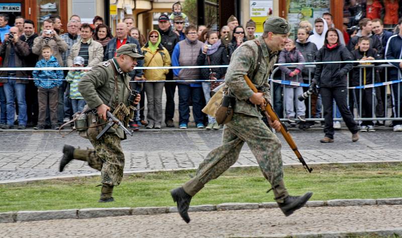 Na sto nadšenců pro historii a vojenství sehrálo bitvu o kyjovské náměstí a radnici. Diváci mohli obdivovat také techniku, mezi níž byla děla, těžké kulomety, obrněné vozy či motorka.