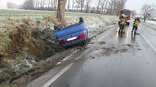 Řidička dostala mezi Svatobořicemi a Kyjovem smyk na mokré silnici.
