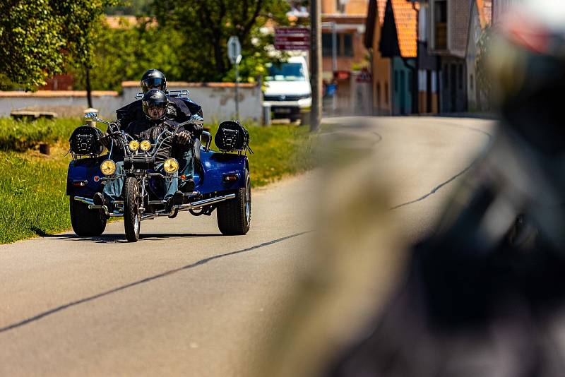 Tradiční žehnání motorek ve Vacenovicích zahajuje motorkářskou sezónu. Akci pořádá vacenovická Motobanda. Mše sloužená za jízdu bez nehod a zranění pokračuje pak okružní vyjížďkou desítek motorek.