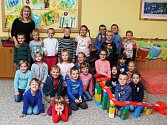 Žáci první třídy ze Základní školy ve Vacenovicích s paní učitelkou Janou Ostrezi.