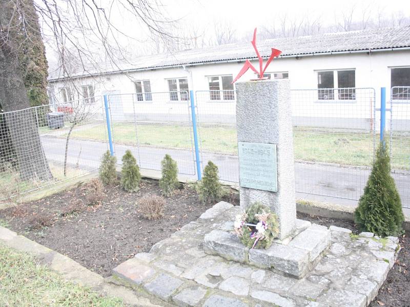 V těchto místech byl v letech nacistické poroby internační tábor. Nezapomeneme. Píše se na pomníku připomínajícím úděl vězněných v letech 1942 až 1945 u Svatobořic. Na místě má vzniknout muzeum i nový památník.