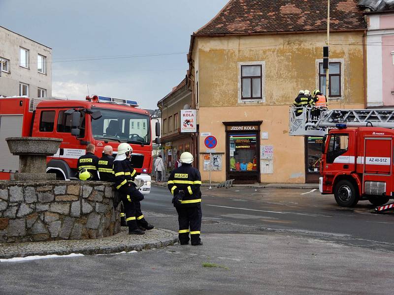 Lokální bouře doprovázená kroupami zasáhla Strážnici na Hodonínsku. Voda zatopila některé ulice i sklepy domů.