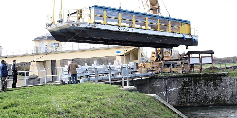 Loď Konstancie s kapacitou šedesáti lidí stěhuje jeřáb každý podzim kvůli tomu, že Stará Morava na rozdíl od hlavního toku nezamrzá, takže plavidlo tady neohrozí kry.