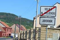 Příjezd do horňácké obce Javorník.
