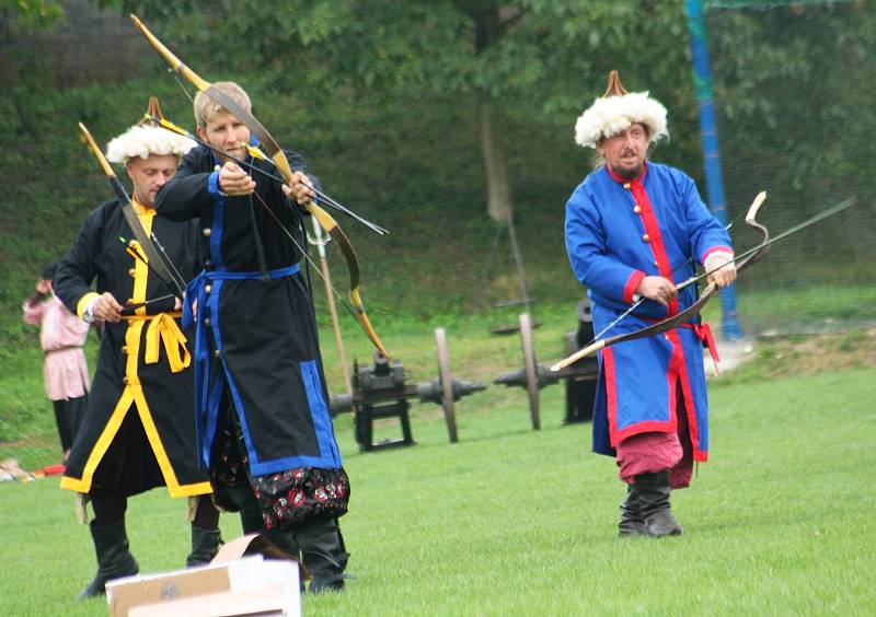 Ukázky historických bitev od doby kamenné až po třicetiletou válku uspořádali nadšenci v Louce.