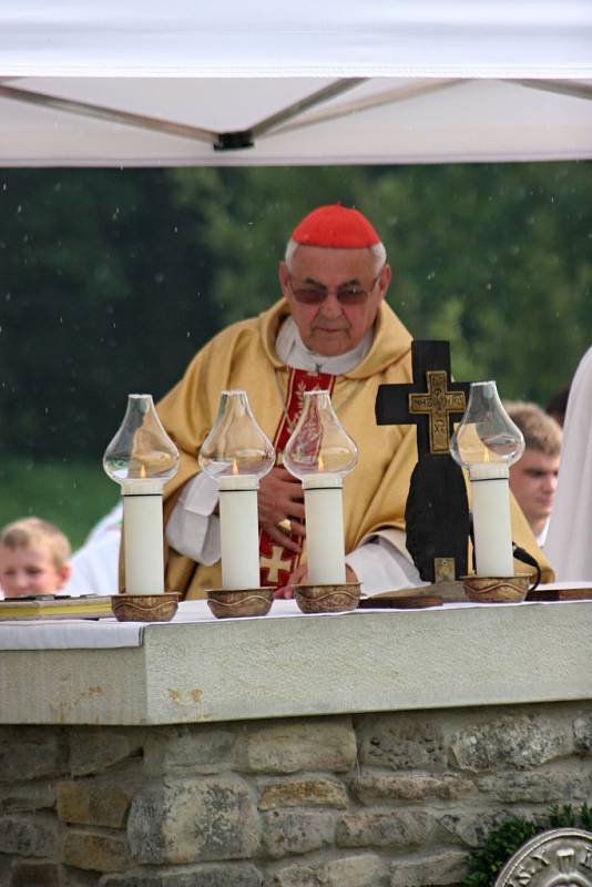 Cyrilometodějskou bohoslužbu na mikulčické akropoli vedl kardinál Miloslav Vlk. Ten připomněl také to, že za rok se bude oslavovat již 1250. výročí příchodu Cyrila a Metoděje.