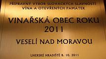 Veselí nad Moravou získalo v Uherském Hradišti ocenení Vinařská obec roku 2011.