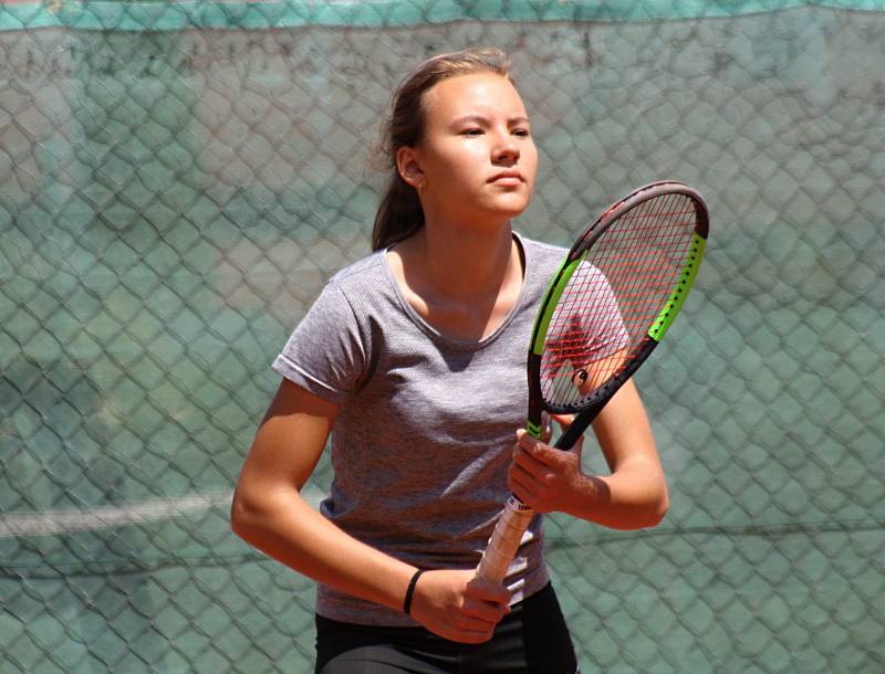 Hodonínští tenisté v soutěži smíšených družstvech dospělých podlehli tradičnímu rivalovi, celku ŽLTC Brno, 3:6.