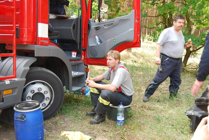 Hasič na snímku se k jídlu dostal po šestnácti hodinách.