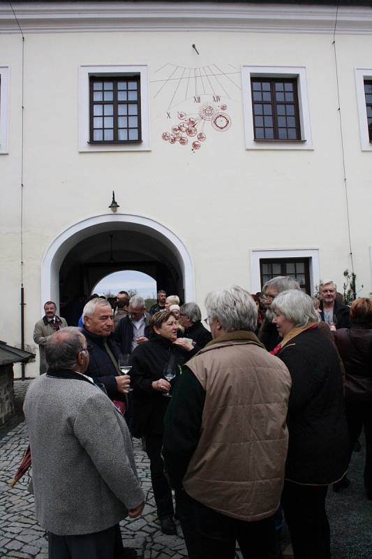 Svatý Martin přivezl do Čejkovic mladé víno. Návštěvníci degustovali na nádvoří zámku.