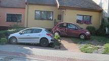 Mladý řidič pod vlivem drogy naboural v Čejkovicích do zaparkovaného auta před domem.