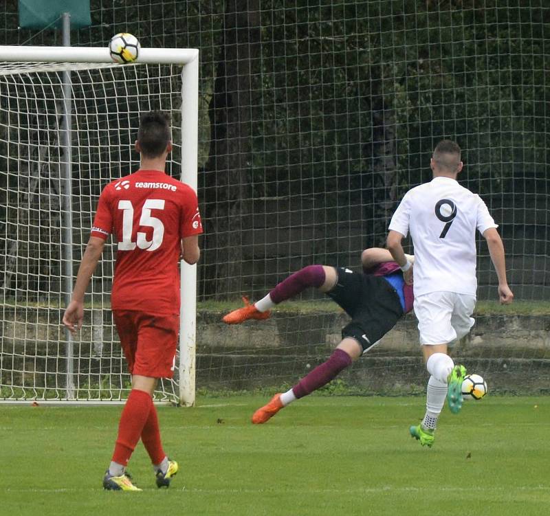 Fotbalisté Hodonína (v bílých dresech) nestačili na Lanžhot, diviznímu nováčkovi podlehli 0:3.