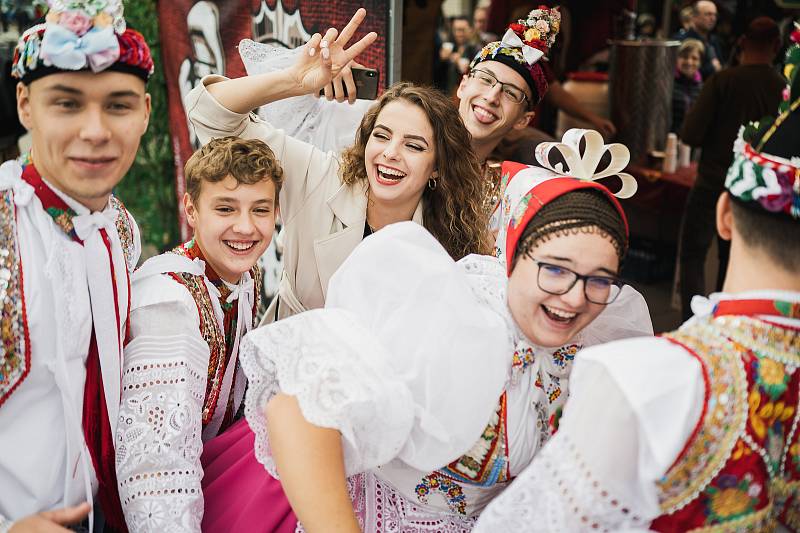 Při hodech v Dolních Bojanovicích měli chlapci i děvčata z místní chasy na starosti zábavu.