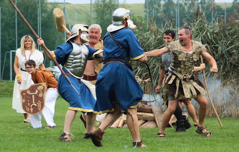 Ukázky historických bitev od doby kamenné až po třicetiletou válku uspořádali nadšenci v Louce.