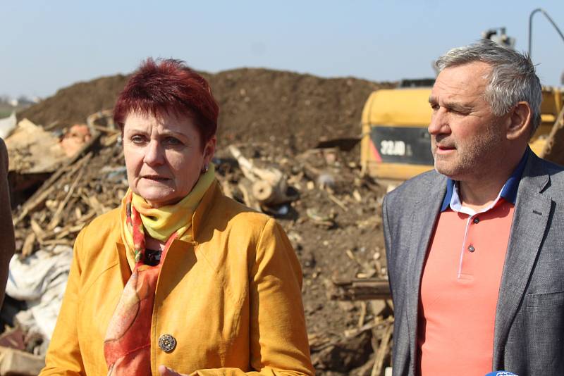 Společný brífink ministryně životního prostředí Anny Hubáčkové a předsedy Senátu Miloše Vystrčila na bývalé haldě odpadu po tornádu mezi Moravskou Novou Vsí a Hruškami.