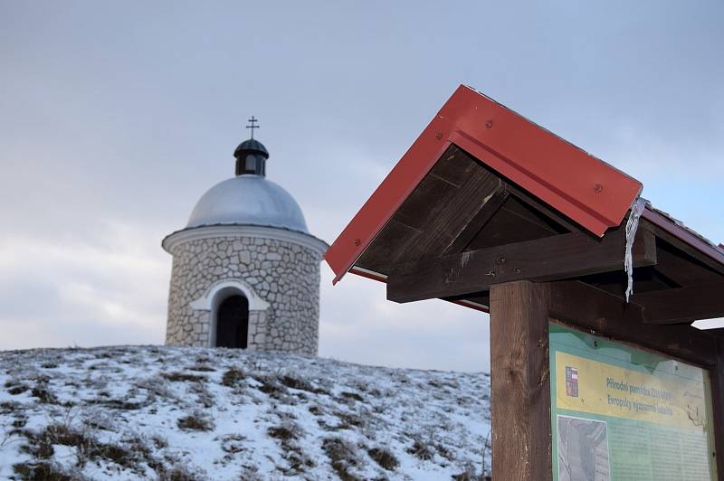 Oblíbené místo turistů Hradištěk ve Velkých Bílovicích v zimě. Sobota 13. 2. 2021.