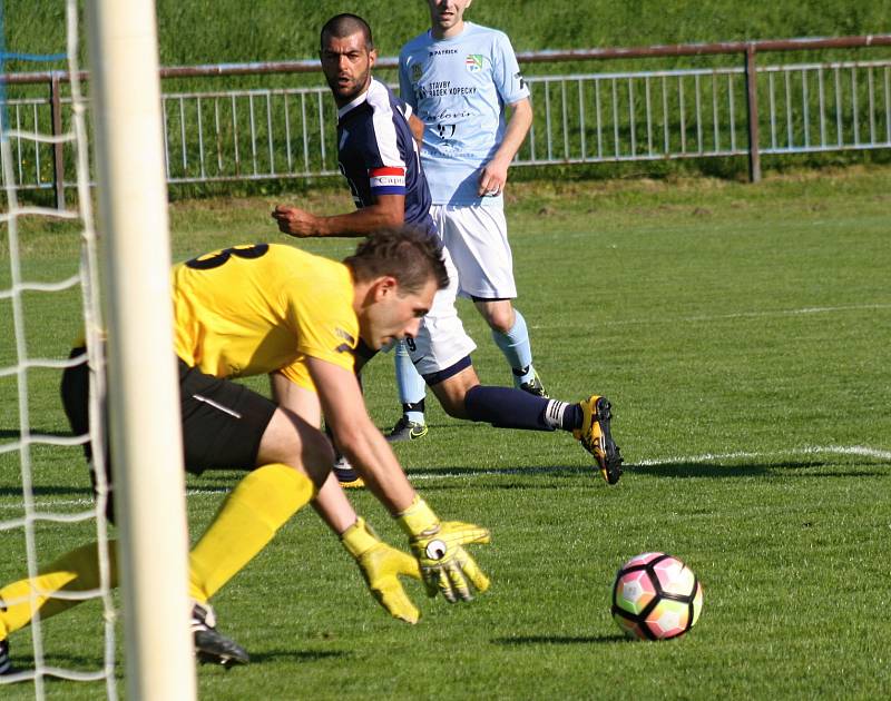 Fotbalisté FC Veselí nad Moravou (v tmavým dresech) porazili ve šlágru 23. kola I.A třídy skupiny B vedoucí Krumvíř 3:1. Sobotní duel sledovalo 350 diváků.