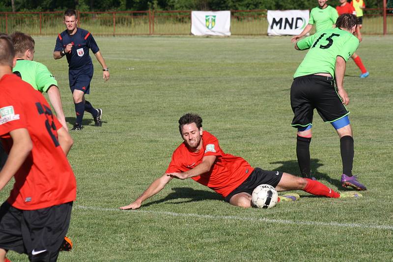 Fotbalisté Velké nad Veličkou (v červených dresech) si vítězství v první B třídě pojistili remízou 1:1 na hřišti Lovčic. Triumf v nejnižší krajské soutěži si vychutnávali společně s věrnými příznivci.