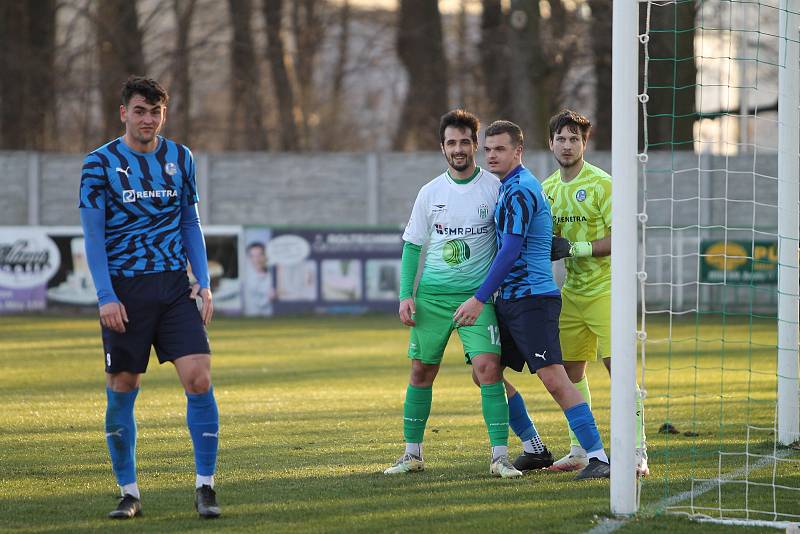 Fotbalisté Bzence (v bílozeleném) porazili Všechovice 5:2.