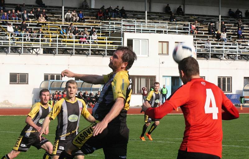 Fotbalisté Hodonína (v červených dresech) v páteční předehrávce 21. kola divize D pouze remizovali s Tasovicemi 1:1. Hostům na stadionu U Červených domků vyšlo střídání.