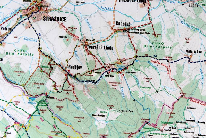 Rozhledna Travičná a výhledy z ní. Počet schodů 177, výška ochozu 34 metrů, výška rozhledny 52,6 metru.