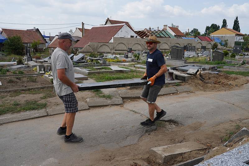 Obce na jihu Moravy po ničivém tornádu. S obnovou pomůže také nadace Karel Komárek Family Foundation.